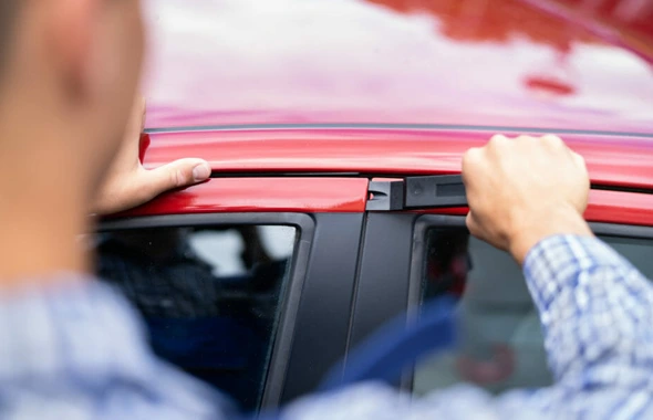 24/7 emergency automotive locksmith services for vehicle lockouts.