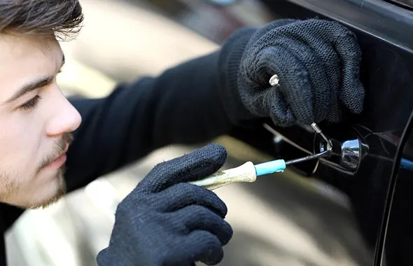 24/7 emergency automotive locksmith for vehicle lock and key issues.